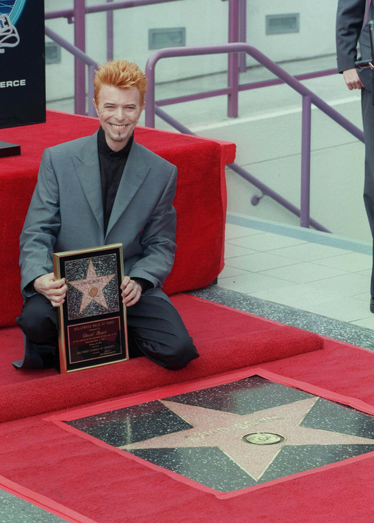 David Bowie dwukrotnie odmówił przyjęcia wyróżnienia brytyjskiej królowej, ale zaakceptował hollywoodzką gwiazdę.