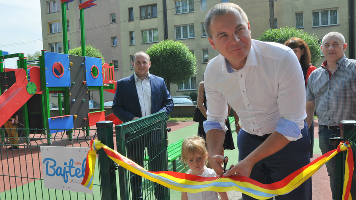 Dawid Kostempski, prezydent Świętochłowic, otworzył ostatni z pięciu placów zabaw powstałych w ramach programu "Bajtel 2014". Wartość inwestycji przy ul. Polnej w Centrum to ponad 220 tys. zł.