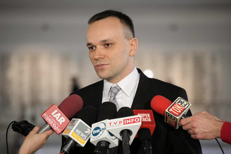 Poseł SLD Tomasz Kalita podczas  konferencji prasowej na sejmowym korytarzu w 2015 roku