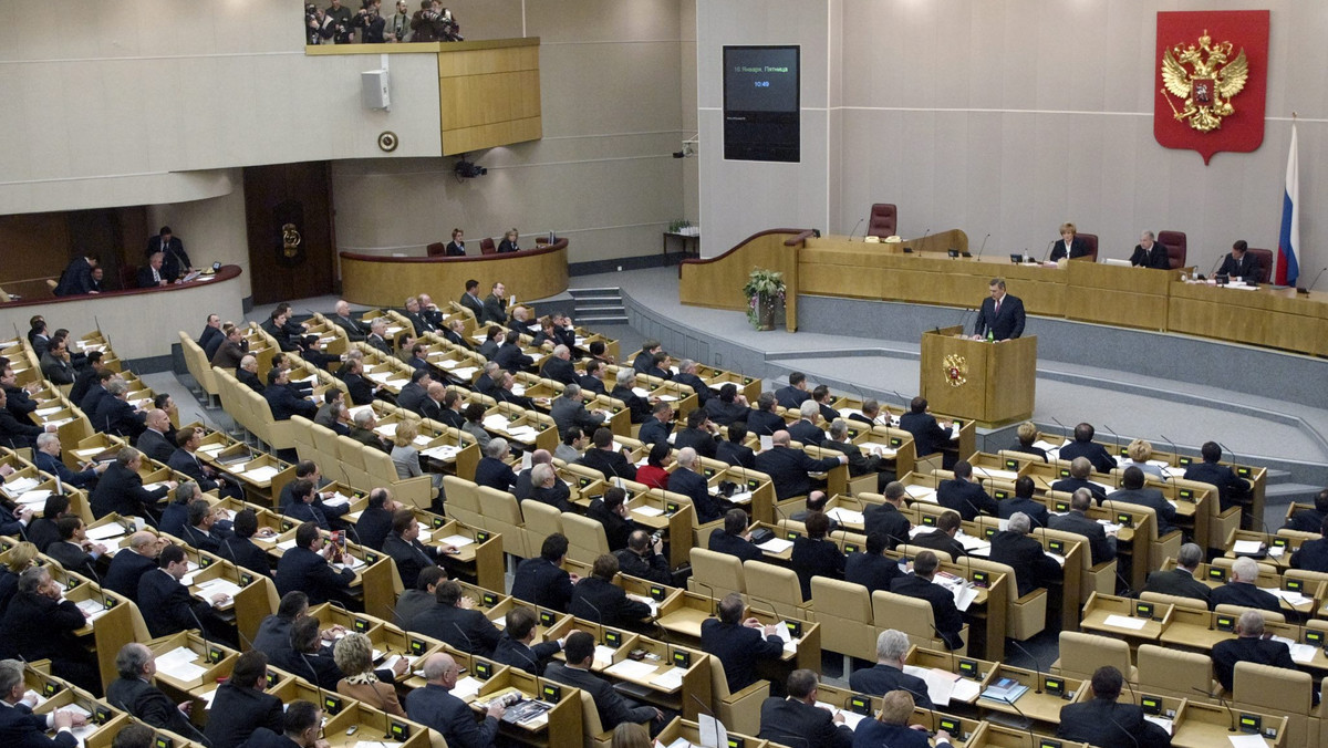 Niższa izba parlamentu Rosji, Duma Państwowa, może do końca lipca sfinalizować prace nad projektem ustawy o odpowiedzialności karnej dla osób fizycznych i o grzywnach dla firm za przestrzeganie na terytorium Rosji sankcji nałożonych przez USA - podały media.