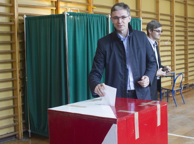 Kandydat PSL - Adam Jarubas z bratem Krystianem (w tle), głosują w lokalu wyborczym w Brzostkowie