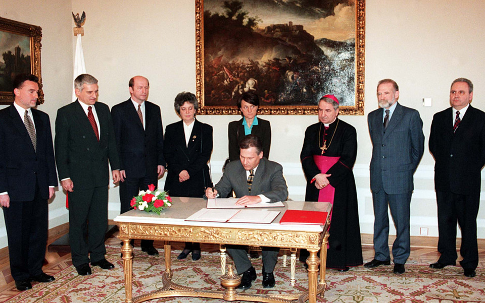 Aleksander Kwaśniewski podpisuje dokumenty ratyfikacyjne konkordatu między Polską a Watykanem