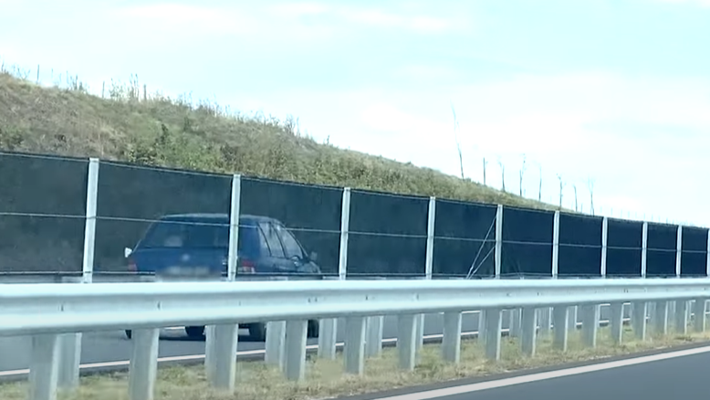 Őrült tempóban száguldott a forgalommal szemben egy ámokfutó sofőr az M30-ason: videón a döbbenetes eset