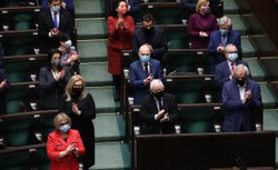 Relacje Polski z innymi państwami są coraz chłodniejsze. SONDAŻ dla DGP i RMF FM