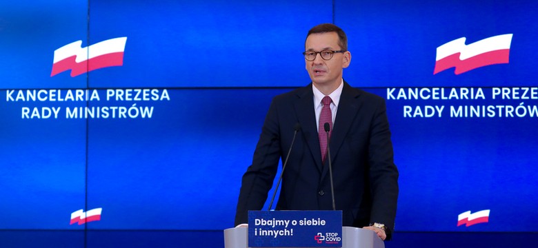 Lekcje historii, flagi przed każdą szkołą. Wielki projekt Morawieckiego