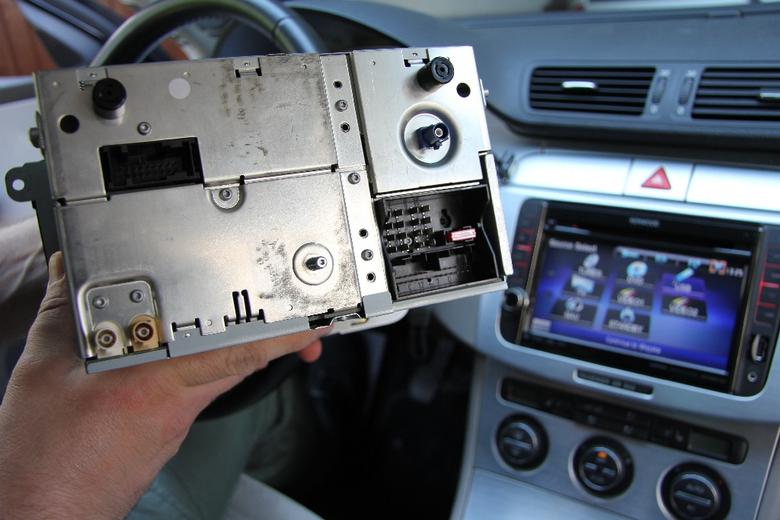 Fabryczne radio wyrzuć do kosza Connected Car