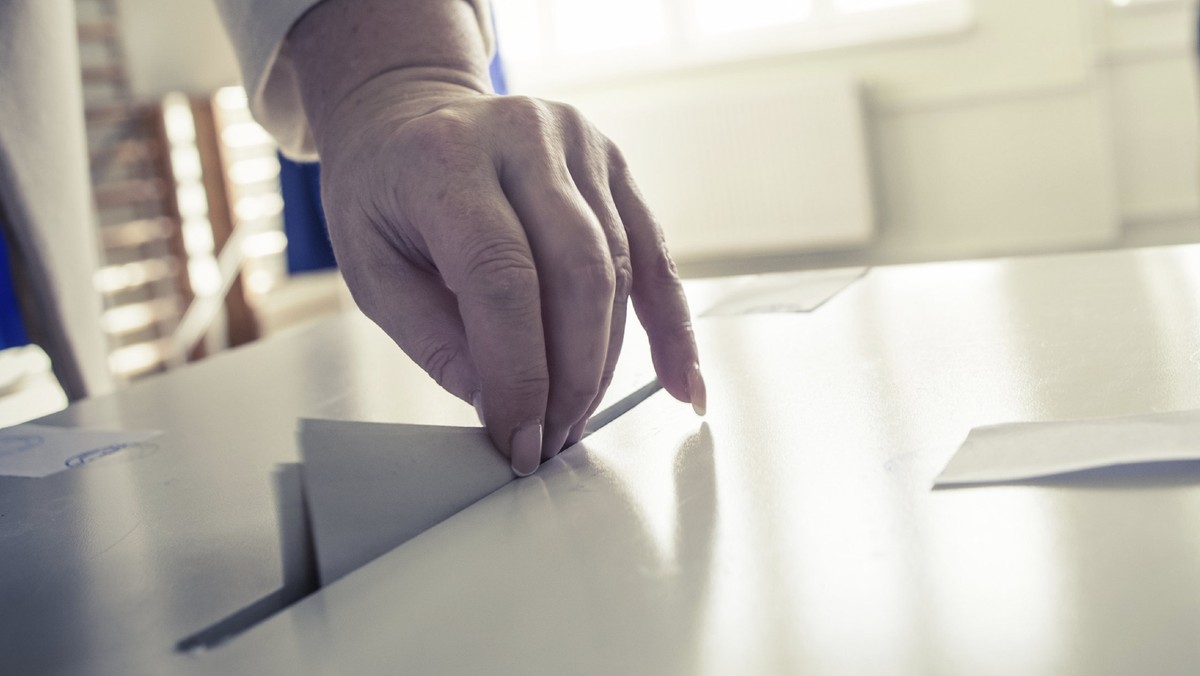 Radni miejscy przegłosowali uchwałę kierunkową do prezydenta ws. utworzenia w Krakowie grzebowiska dla zwierząt domowych. O ile radni są zgodni w tym, że takie miejsce powinno powstać, to nie ma już takiej zgody dla lokalizacji cmentarza. Pada nawet pomysł, aby zapytać o to w referendum.