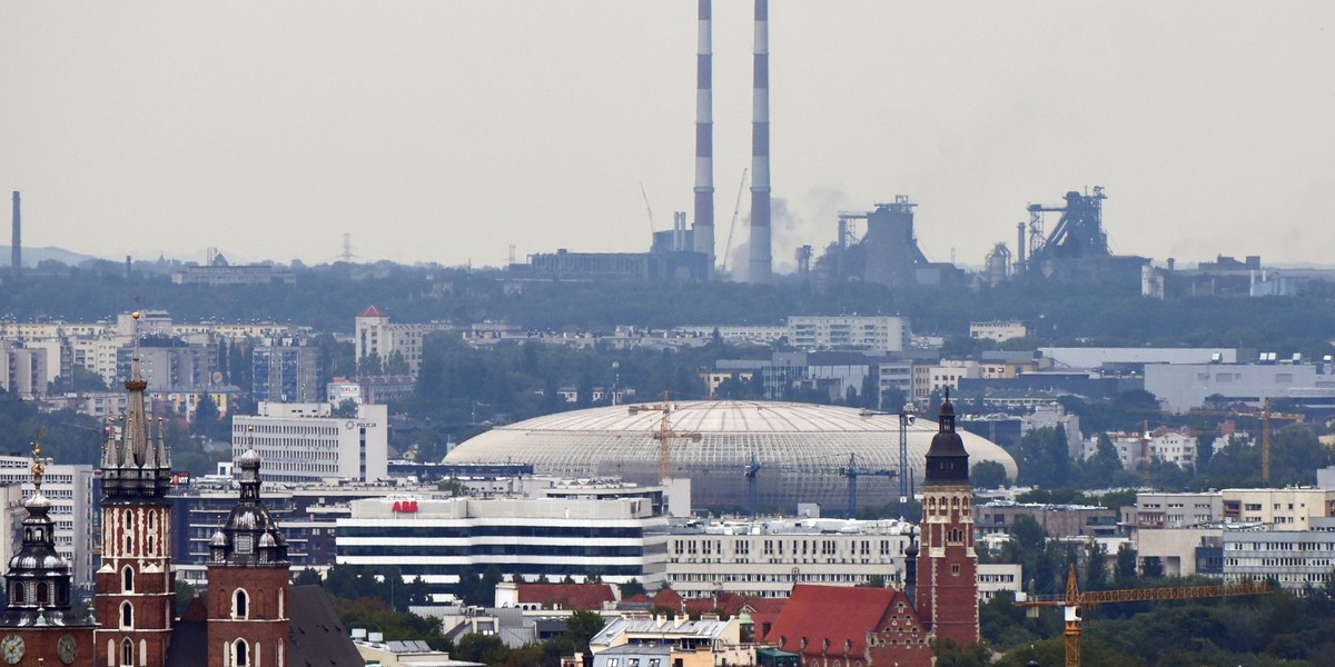 Kombinat metalurgiczny ArcelorMittal Poland na tle krakowskich zabytków oraz stadionu Tauron Arena.