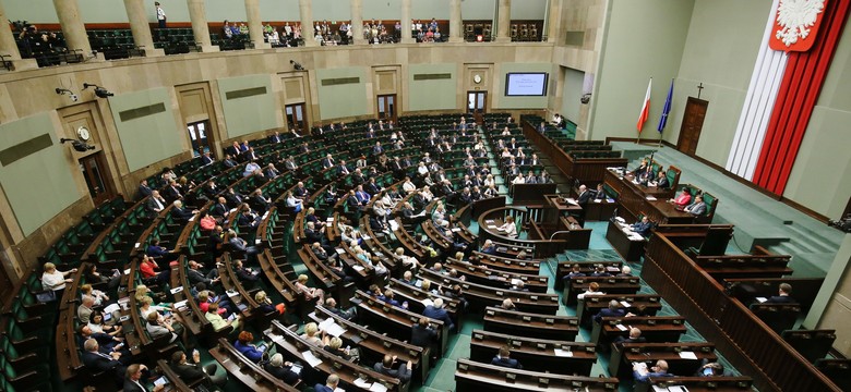 Pięć partii w sejmie, wygrywa PiS. Pierwszy SONDAŻ po dymisjach