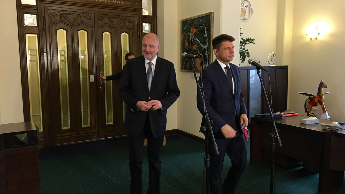 Prezydent Wrocławia Rafał Dutkiewicz i lider Nowoczesnej Ryszard Petru podpisali nową umowę koalicyjną ws. współrządzenia miastem. Zwieńczeniem porozumienia ma być powołanie na stanowisko wiceprezydenta Wrocławia Magdaleny Piaseckiej z Nowoczesnej. Jej nominacja w Ratuszu ma zostać ogłoszona jutro.