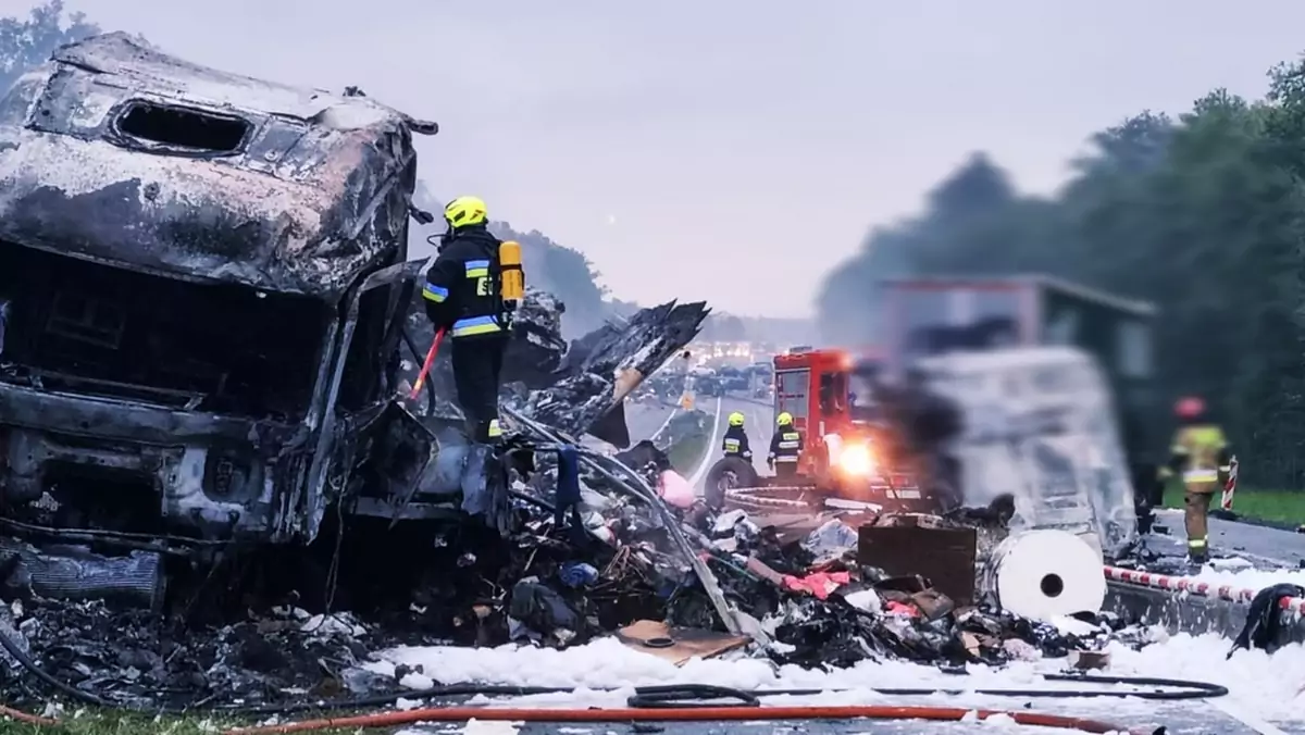 W tragicznym wypadku, do którego doszło na autostradzie A4, zginęła jedna osoba. Droga została całkowicie zablokowana 