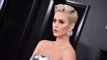 Nem hisz a szemének: Katy Perry kézfertőtlenítőnek öltözött – videó