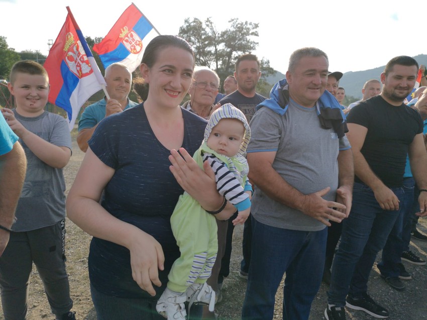 Vučića u Lešku dočekao veliki broj Srba