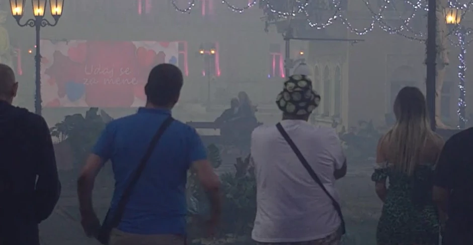 Car verio Aleks, zadrugari ih gledaju