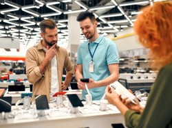 Wymiana na nowszy model tylko w 2 przypadkach... TAK Polacy zaczynają oszczędzać na telefonach