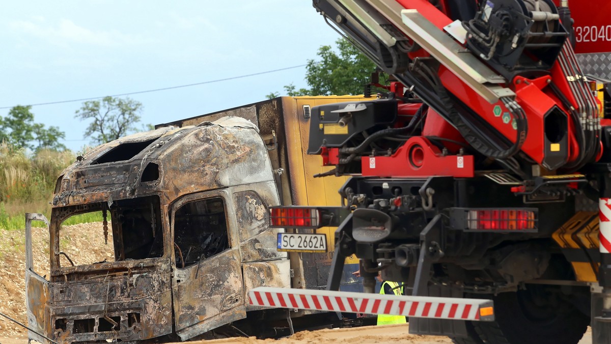 A1 wypadek. Bogusławice: Zderzenie dwóch ciężarówek i autokaru