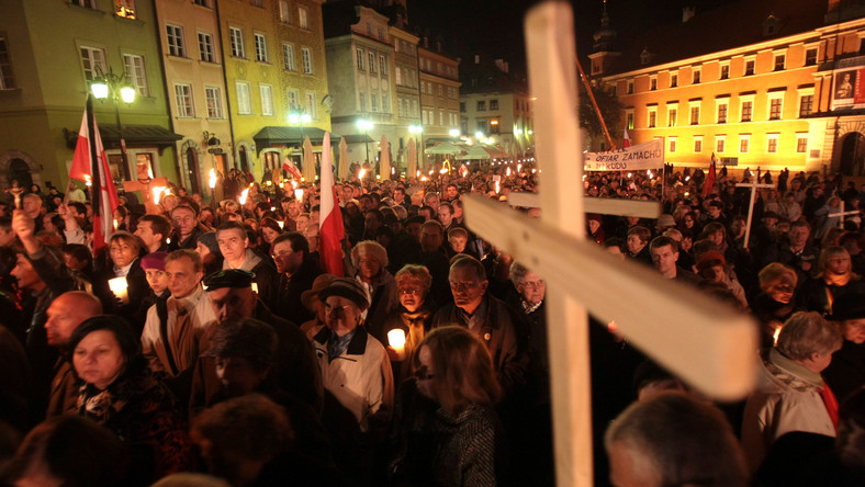 Ponad tysiąc osób uczestniczyło dzisiaj wieczorem w Apelu Jasnogórskim przed Pałacem Prezydenckim w Warszawie. Wśród zgromadzonych pod pałacem był prezes PiS Jarosław Kaczyński. Dzisiaj minęło pół roku od katastrofy smoleńskiej.