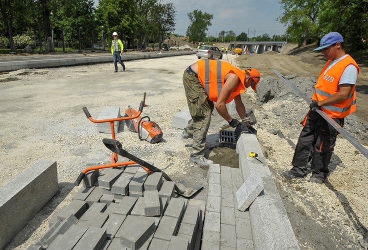 Poinformował, że w tym roku po raz pierwszy ul. Ząbkowska zostanie zamknięta dla ruchu samochodowego na całe wakacje - od końca czerwca do sierpnia. Wyjaśnił, że w ten sposób miasto chce 'przetestować, w jaki sposób zachowuje się ruch w momencie, kiedy wyłączymy ten odcinek'.<br><br>fot. (cat) PAP/Marcin Obara