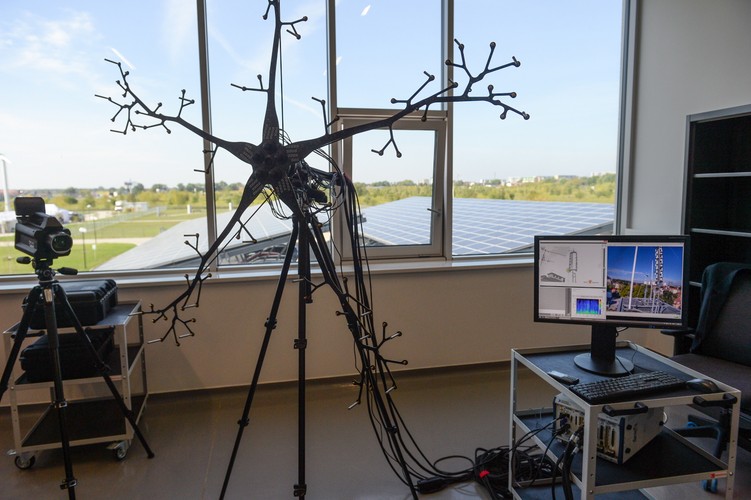 Ponadto na wyposażeniu centrum jest jeszcze drukarka 3D, która może drukować nawet elementy z tytanu. <br>Na zdjęciu: kamery termowizyjne oraz kamera akustyczna.<br><br> (mr) PAP/Marcin Obara