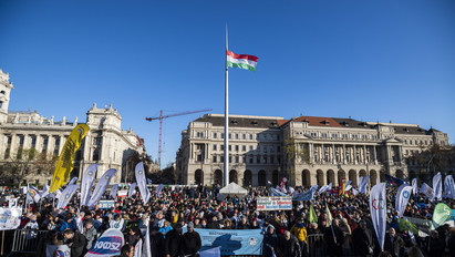 Béremelésért és a munkaterhek csökkentéséért tüntettek a pedagógusok Budapesten