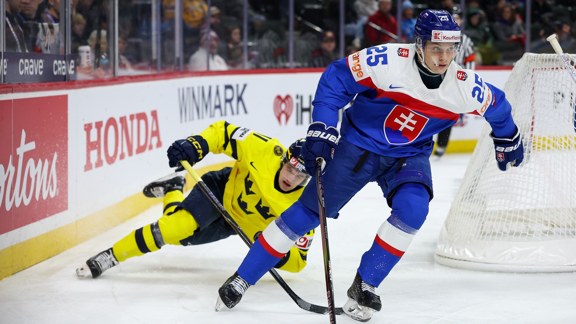 Andrej Fabuš (vpravo) a hráč Švédska Lucas Pettersson.