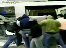 Zobacz, jak złodzieje wynieśli bankomat