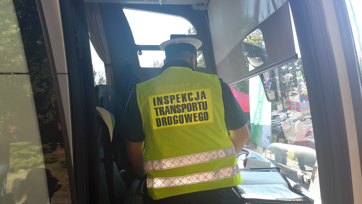 W sobotę na parkingu przy warszawskim Torwarze inspektorzy Inspekcji Transportu Drogowego od świtu prowadzili kontrole autokarów wyjeżdżających z dziećmi i młodzieżą na kolonie. Do godziny dziewiątej sprawdzono 15 autokarów.