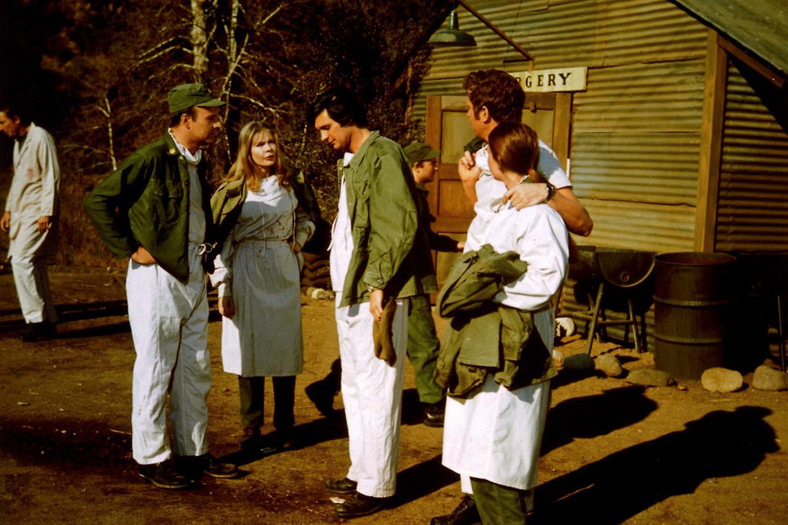 Kadr z serialu "M*A*S*H" - na zdjęciu m.in. Loretta Swit, Alan Alda i Wayne Rogers 