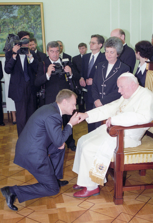 11.06.1999 r. Spotkanie papieża z prezydium Sejmu i Senatu. Z Janem Pawłem II wita się Donald Tusk