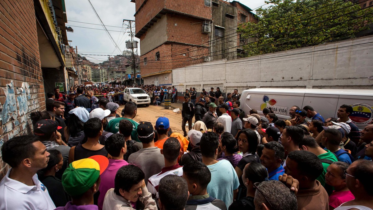 Dwanaście śmiertelnych ofiar zajść w Caracas ostatniej doby, a w sumie 20 zabitych, m.in. w starciach policji i demonstrantów z ostatnich tygodni, to bilans fali przemocy w Wenezueli na tle kryzysu politycznego i ekonomicznego.