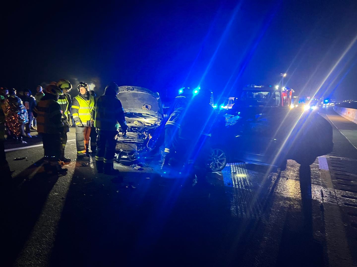 V piatok ráno došlo na diaľnici (A6) pri Potzneusiedl k vážnej dopravnej nehode.