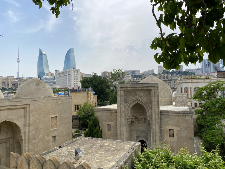 Stare Miasto w Baku, nad którym górują nowoczesne wieżowce, m.in. wieża telewizyjna czy Ogniste Wieże — symbol współczesnego Azerbejdżanu