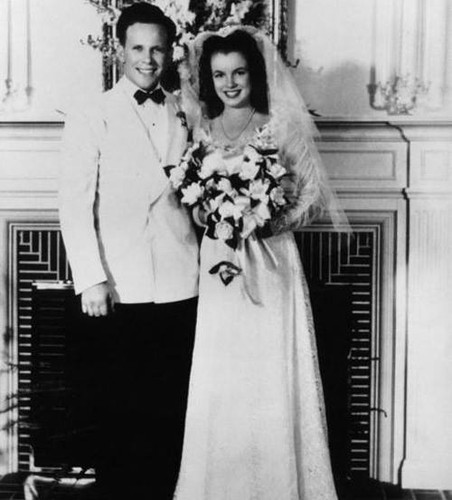 Norma Jeane Mortenson i James Dougherty na ślubnej fotografii