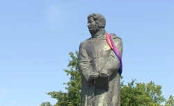 Tęczowa flaga nie znieważa pomnika. Taką decyzję podjęła poznańska prokuratura [WIDEO]