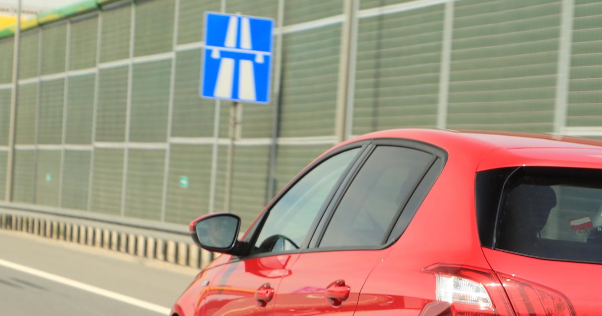  Jak szybko wolno jechać z przyczepą na polskiej autostradzie? Można się zdziwić, różnica jest bardzo duża