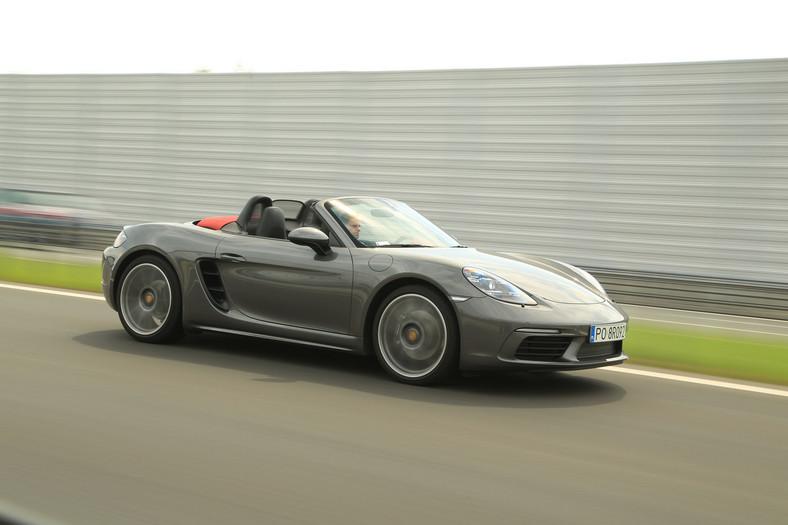 Porsche 718 Boxster - mniej, ale też i więcej!