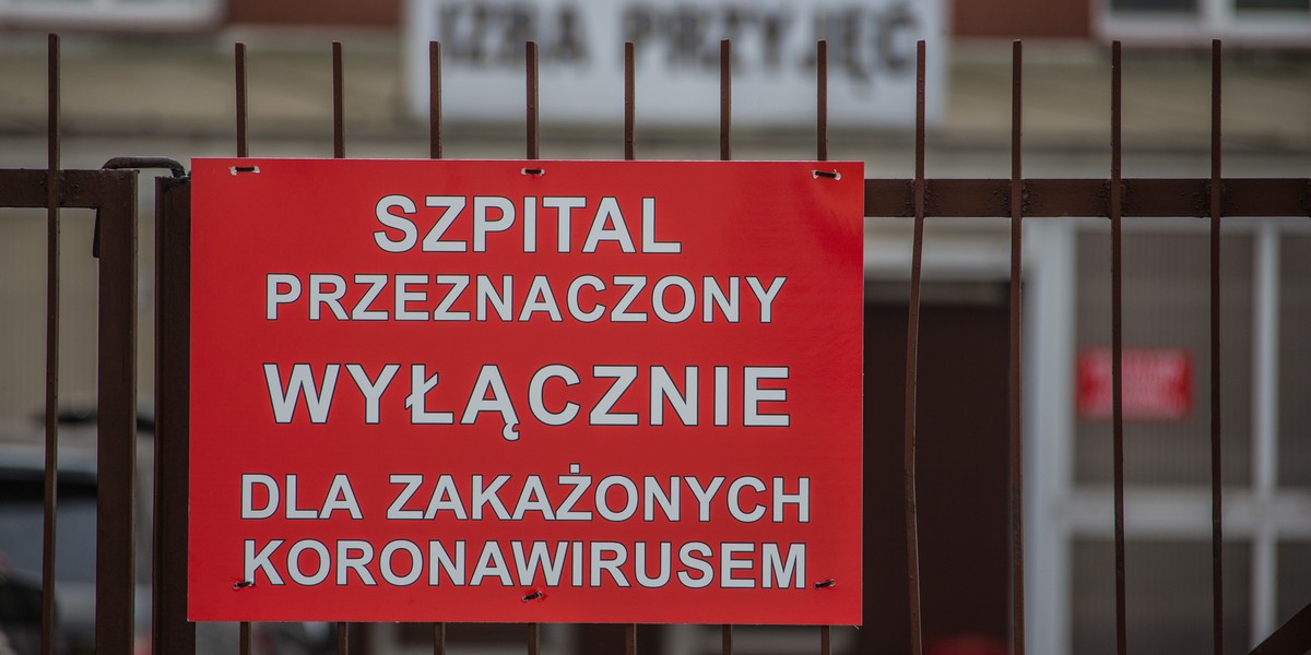 W niektórych krajach podano już osocze pacjentom walczącym z chorobą. W niektórych przypadkach efekty takiej terapii były zachęcające, jednak nadal nie ma dowodów, w jakim stopniu ta terapia jest skuteczna i komu może pomóc.