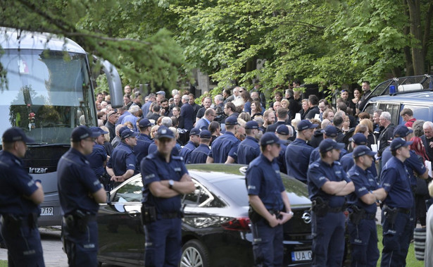 Policyjny kordon i protest przeciwko ekshumacji Rybickiego. Starcie Borusewicza z policją [WIDEO i FOTO]