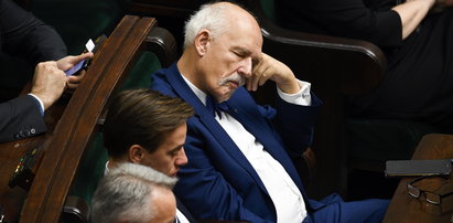 Co za wpadka! Janusz Korwin-Mikke zasnął w Sejmie