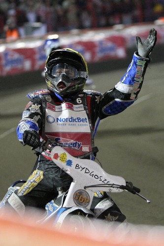 Dla wszystkich fanów żużla mamy dwa podwójne zaproszenia na rozpoczęcie sezonu Speedway Grand Prix w Pradze. Wystarczy napisać dlaczego to właśnie Ty zasługujesz na tę nagrodę