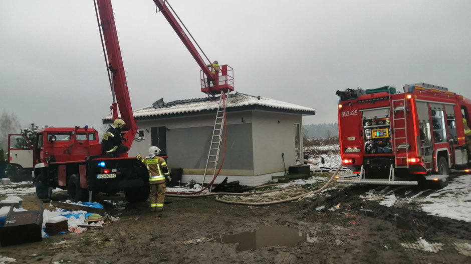 Pożar w Michałowie w gminie Zgierz - płonął dach budynku mieszkalnego