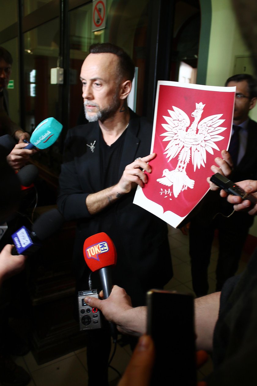 Muzyk Adam Darski ps. Nergal lider zespołu Behemot został oskarżony o publiczne znieważenie polskiego godła