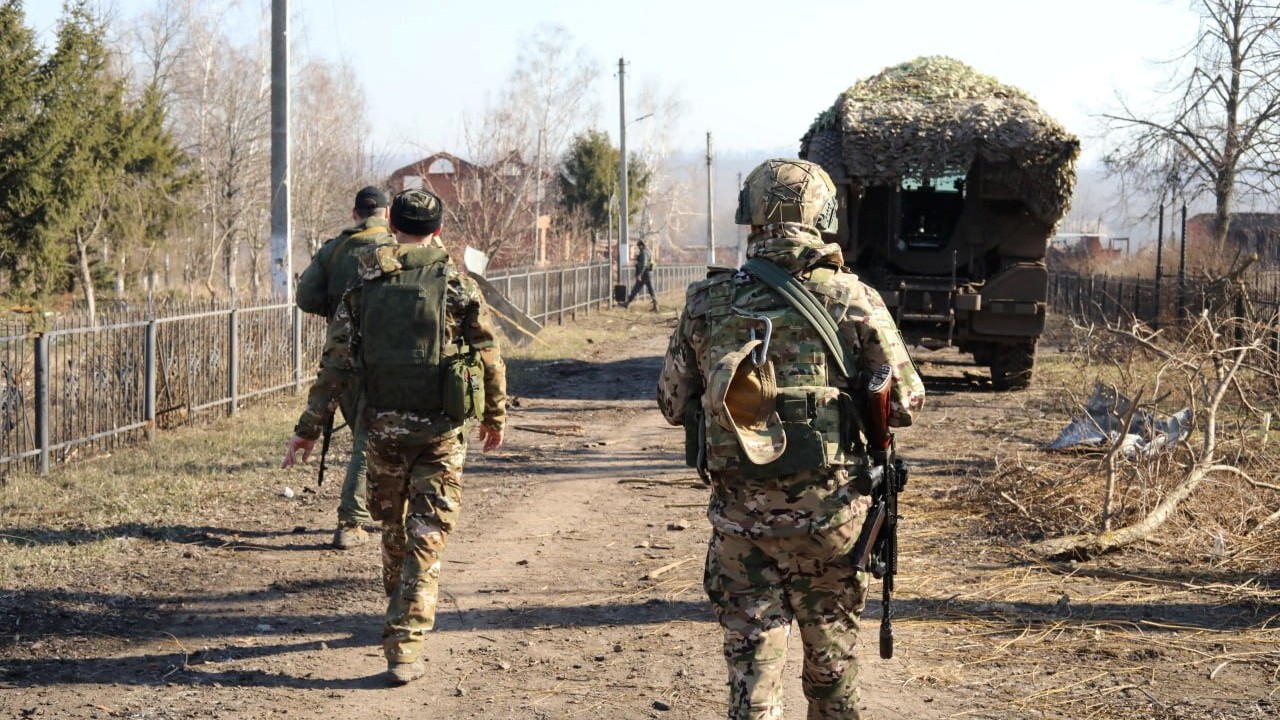 Príslušníci ruskej armády kráčajú po ulici v Kurskej oblasti, Russian Defence Ministry/ REUTERS