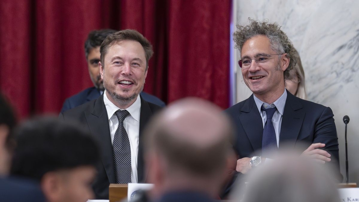 Elon Musk, CEO X (Twitter) a Alex Karp, CEO softvérovej spoločnosti Palantir Technologies, v americkom Senáte.