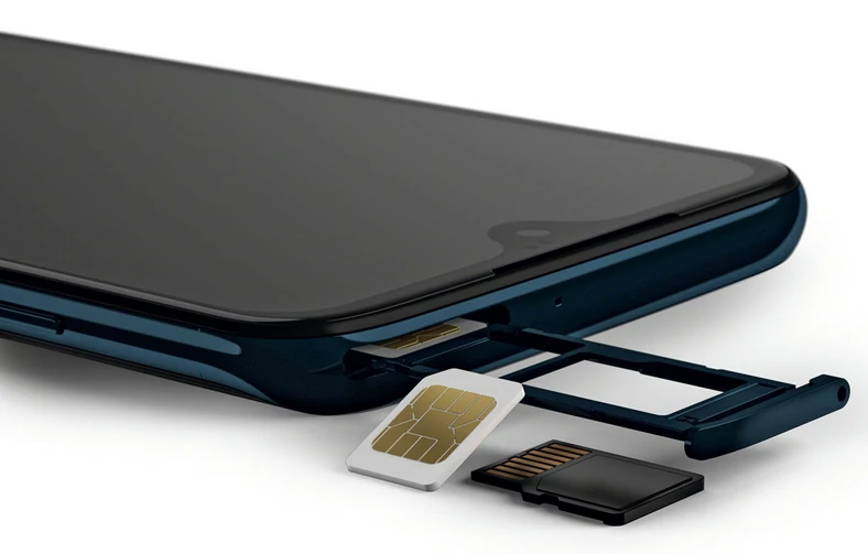 Wzorowo: nawet jeśli w środku jest karta microSD, to G7 Plus zmieści również drugą kartę SIM