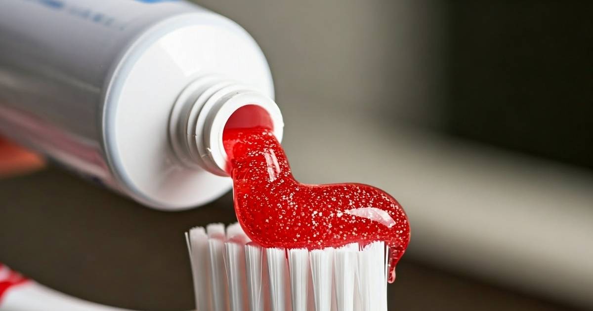 Ta czerwona pasta z różową solą to wybielający hit! "Ściąga" żółty kolor jak magnes