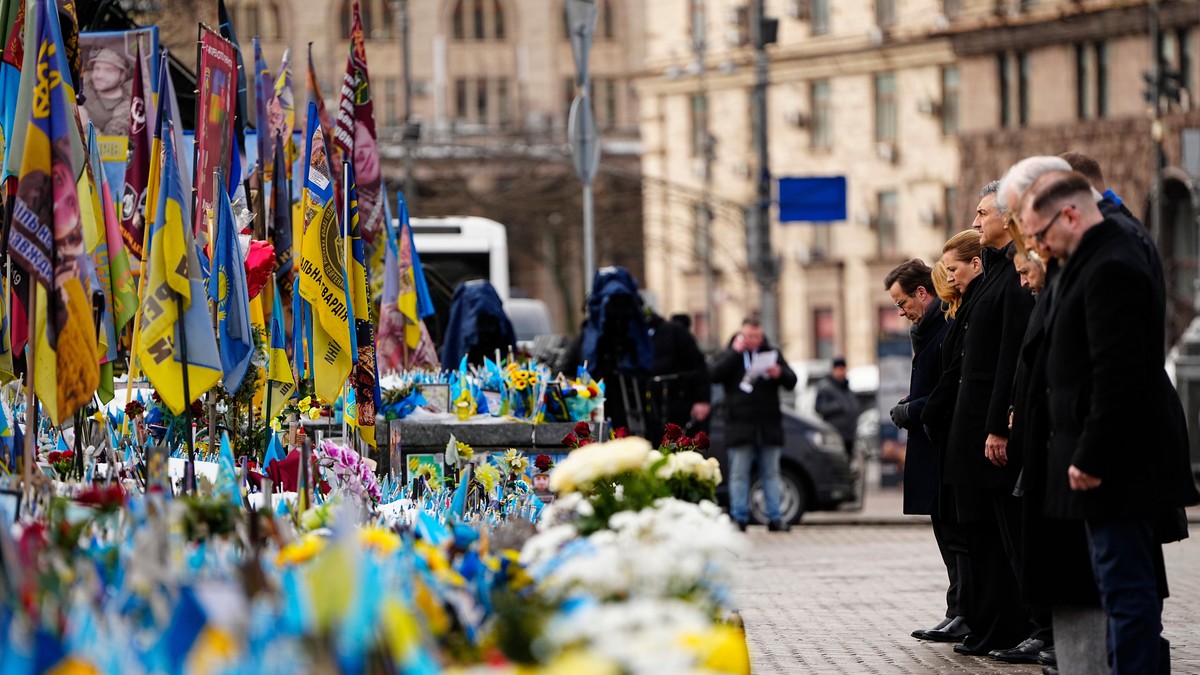 Danska premijerka Mete Frederisken i ukrajinski predsednik Volodimir Zelenski odaju počast poginulim vojnicima na Majdanu, Kijev