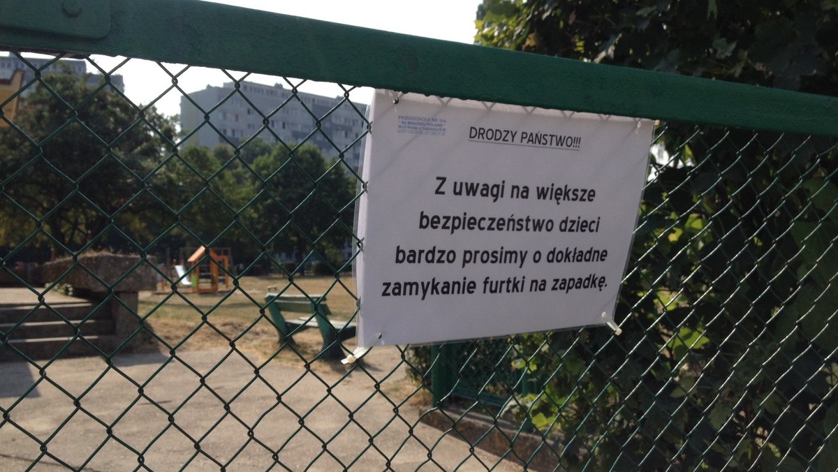 Dziewczynki uciekły z przedszkola nr 104 "Na Misiowej Polanie", które mieści się przy ul. Niedźwiedziej we Wrocławiu. Na szczęście po 20 minutach, całe i zdrowe odnalazł je ojciec jednej z czterolatek. W tym czasie maluchy pokonały prawie kilometr i co ciekawe nikt z przechodniów nie zwrócił na nie uwagi.