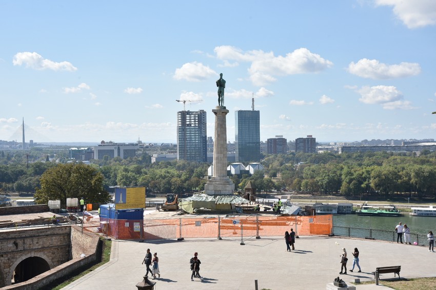 Pogled na "Pobednika" između dve kule na Ušću