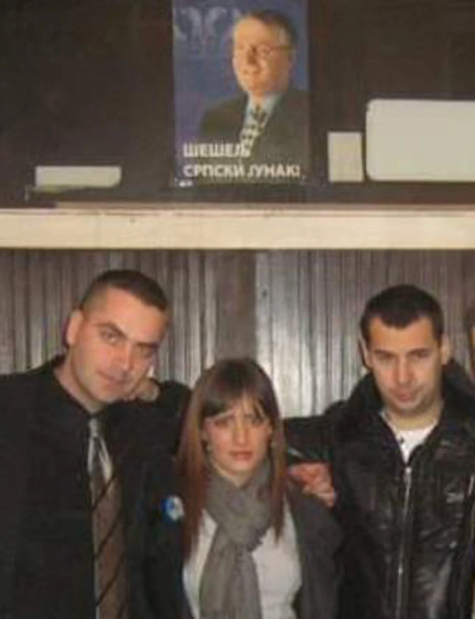 Uvećano! U sredini: Milica Đurđević. Na reveru: bedž sa likom Vojislava Šešelja. Levo: radikalski kolega. Desno: Stefan Stamenkovski, tada dečko, danas muž. Gore: poster "Šešelj srpski junak"